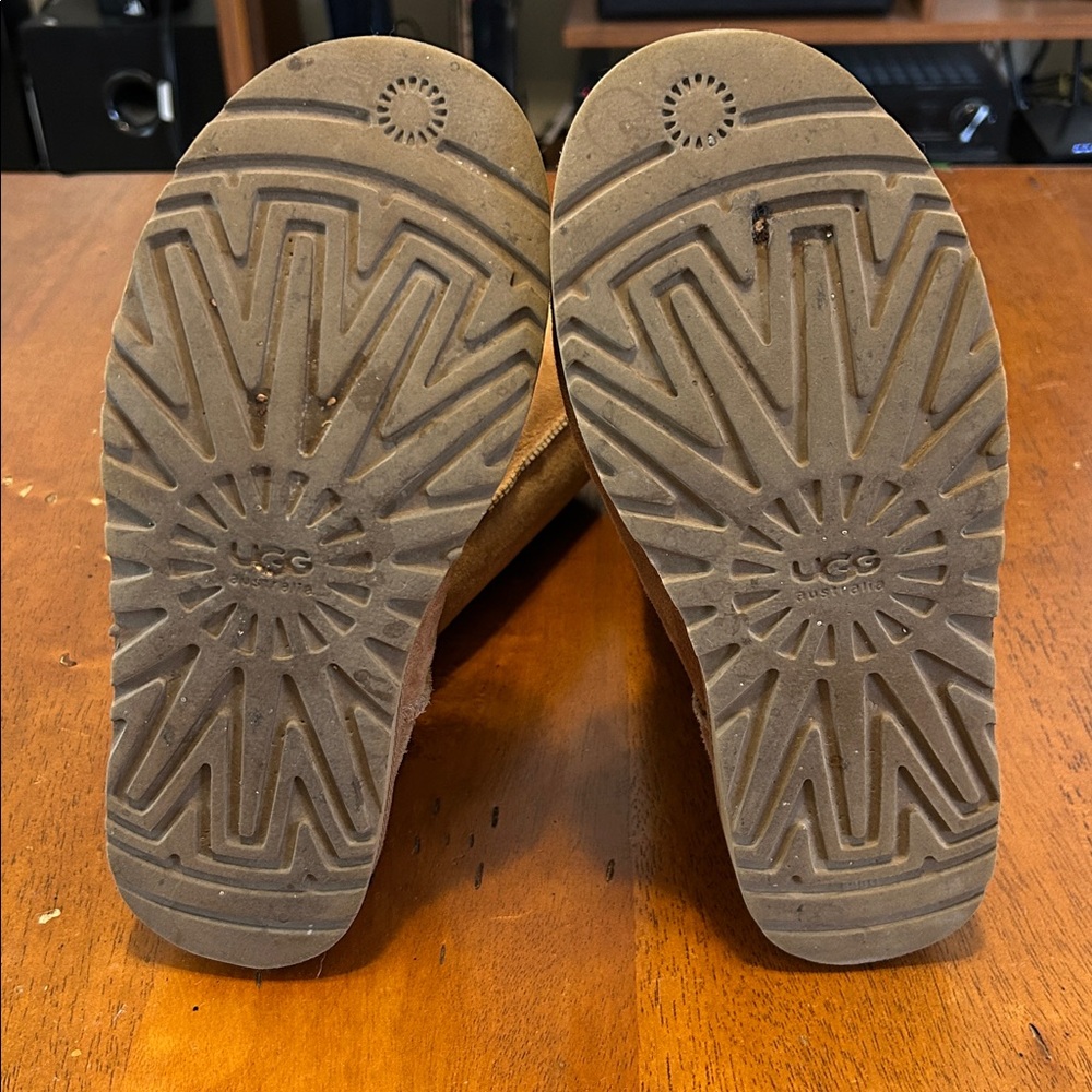 UGG Bailey Button Triplet in Chestnut - Size 7 - Picture 4 of 11